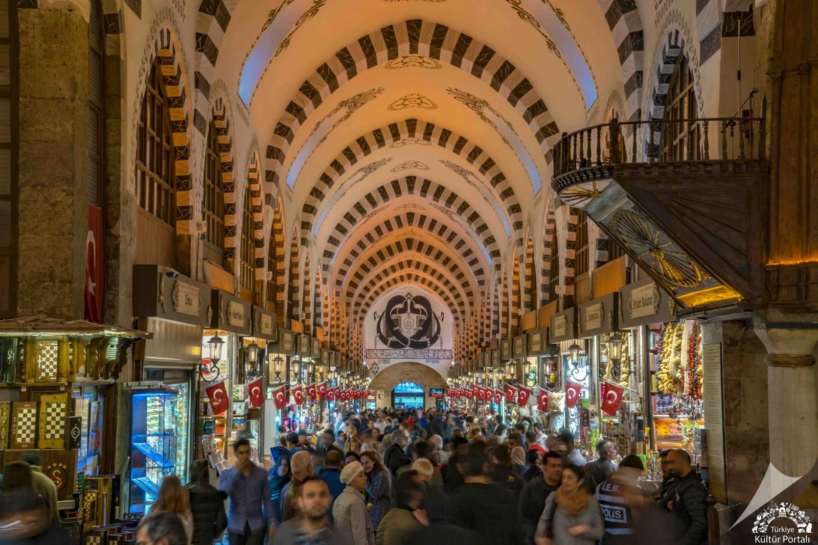 Mısır Çarşısı’na Shuttle Transfer: Baharatların Renkli Dünyası
